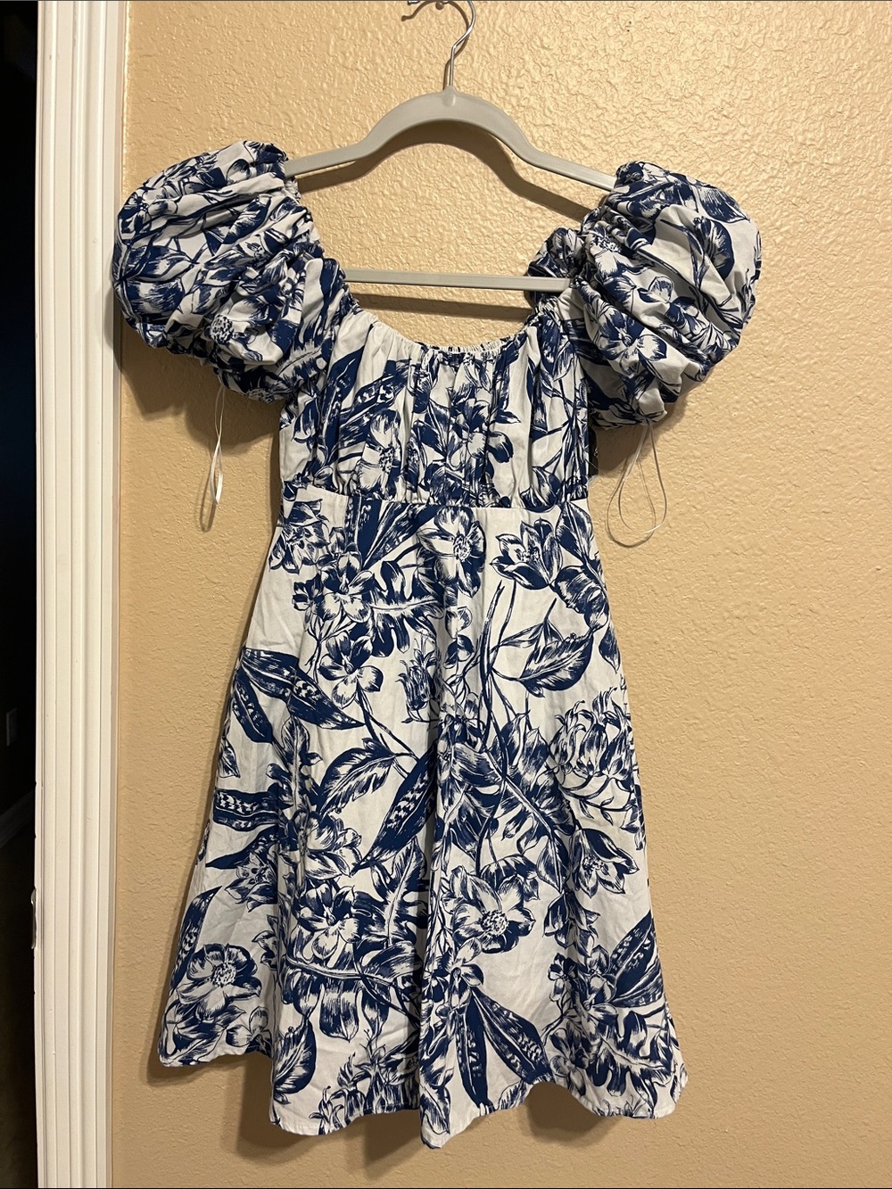 Abercrombie & Fitch White and Navy Floral Puff-Sleeve Dress